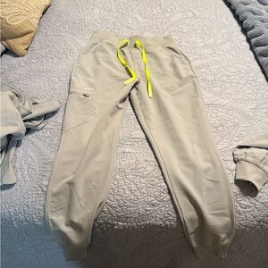 Figs gray high waist Zamora Joggers medium, silver arrows color.